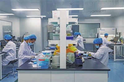 在秋冬季病毒高发时期，医院场所已经使用了专业的消毒机器人。