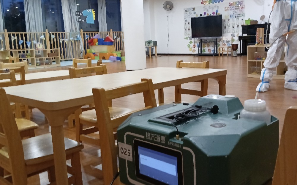 过氧化氢消毒机对学校、幼儿园的环境消毒，防止病毒传播