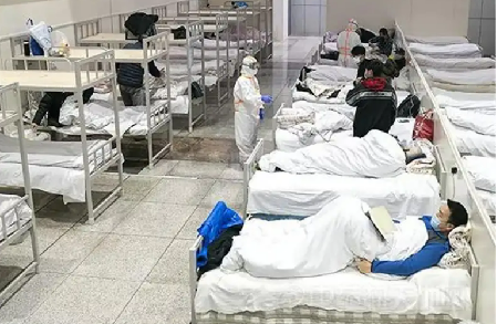 智能防疫消毒机器人出征方舱医院，为方舱医院解决了消杀难题。